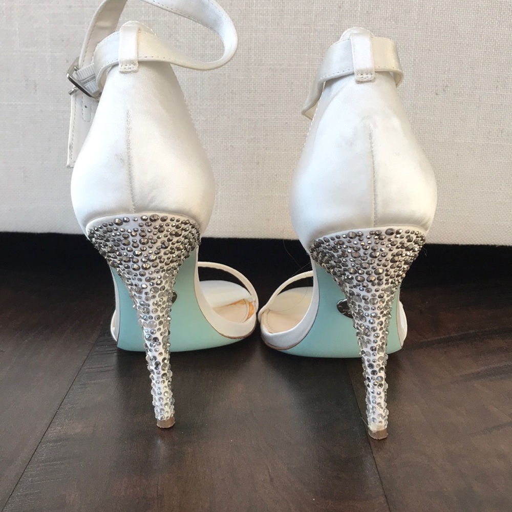 Betsey Johnson satin 4 1/2 inch heal - Picture 1 of 4